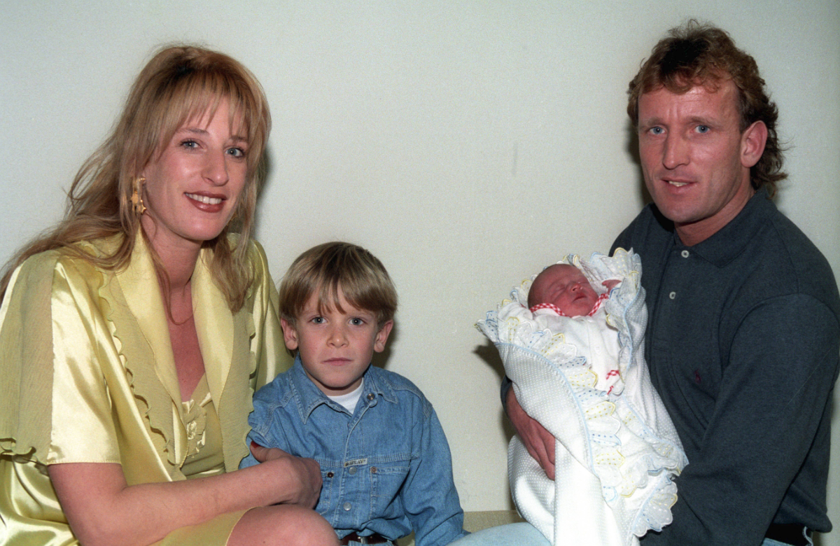 Andreas Brehme früher mit Sohn Ricardo als Kind und Baby Alessio sowie Ehefrau Pilar