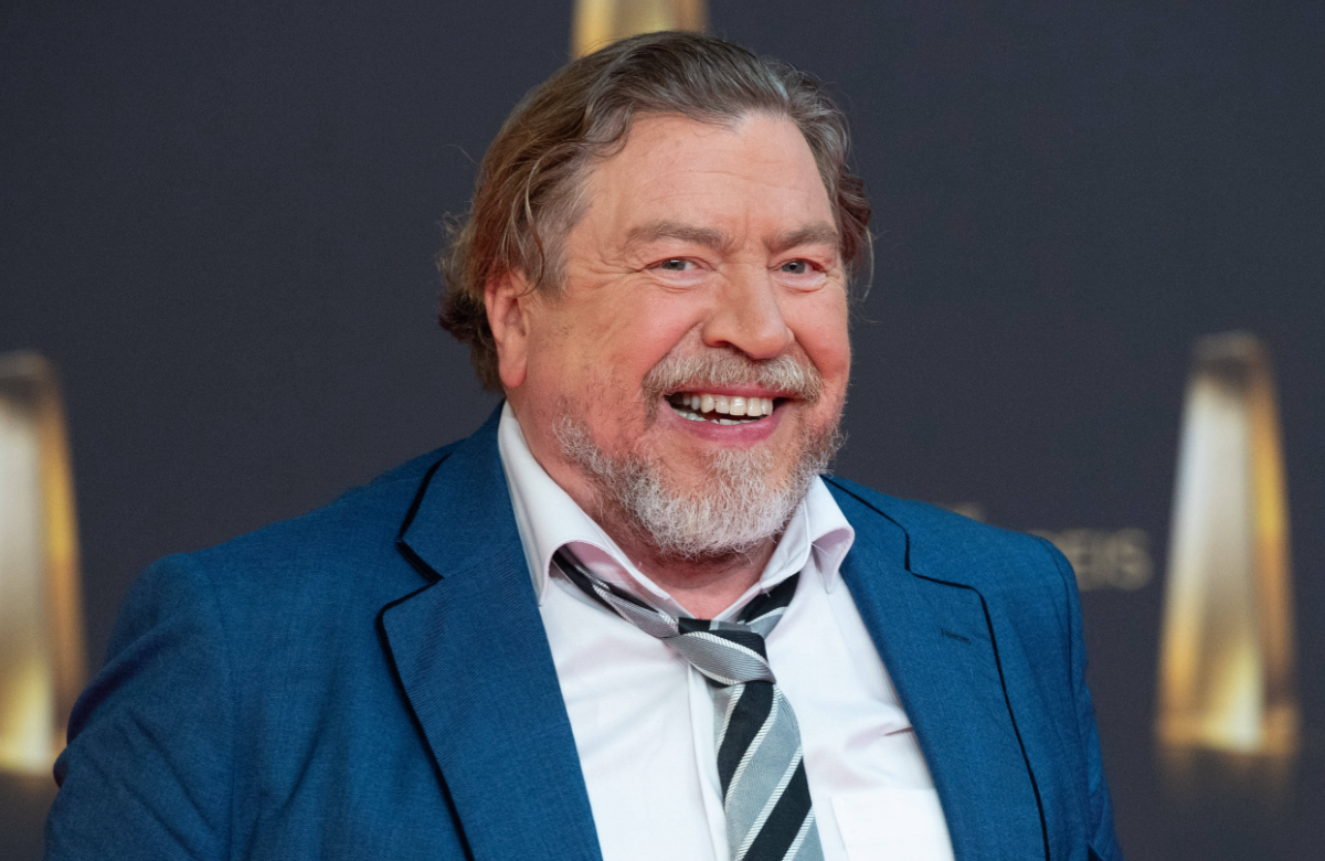 Armin Rohde lacht