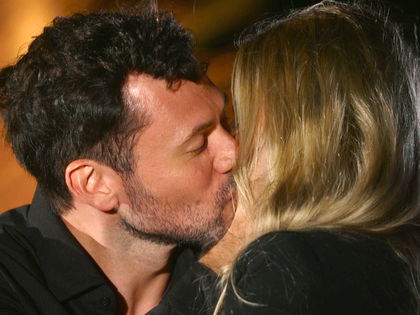 "Bachelors"-Sebastian: Fremdscham-Alarm? Bei Kuss mit Larissa regt sich was in seiner Hose