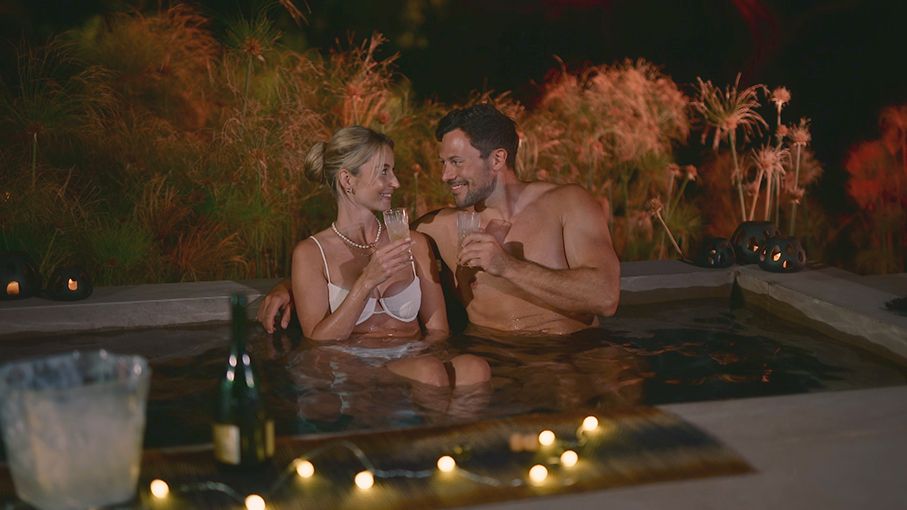 "Die Bachelors" 2024: Sebastian und Larissa im Pool