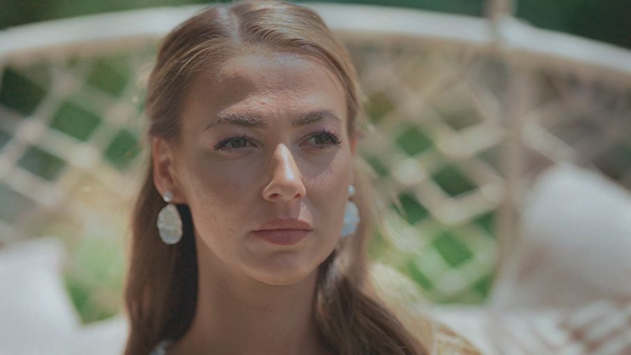 "Die Bachelors" 2024: Leonie schaut traurig