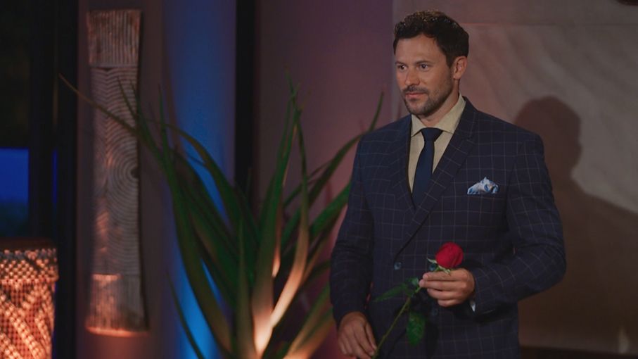 "Die Bachelors" 2024: Sebastian Klaus nachdenklich mit Rose