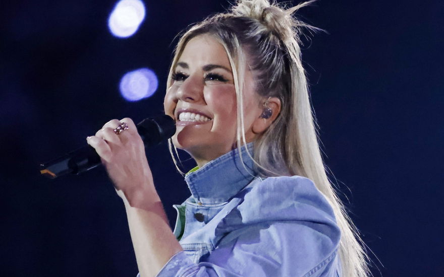 Beatrice Egli lächelt glücklich