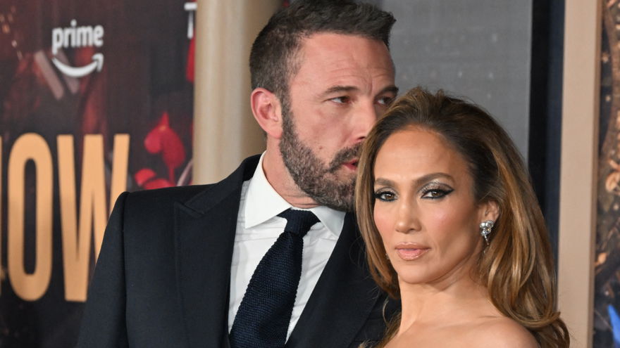 Ben Affleck flüstert Jennifer Lopez zu