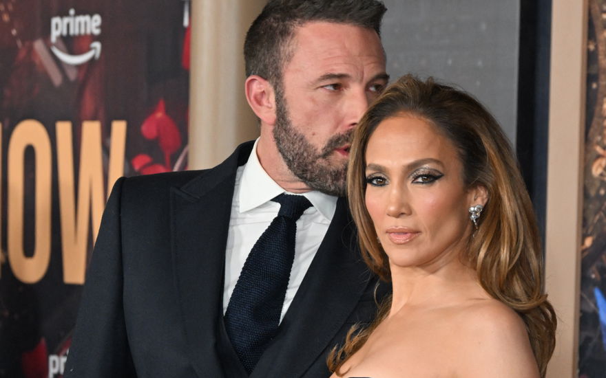 Ben Affleck flüstert Jennifer Lopez zu