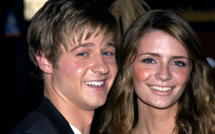 Benjamin McKenzie und Mischa Barton lachen