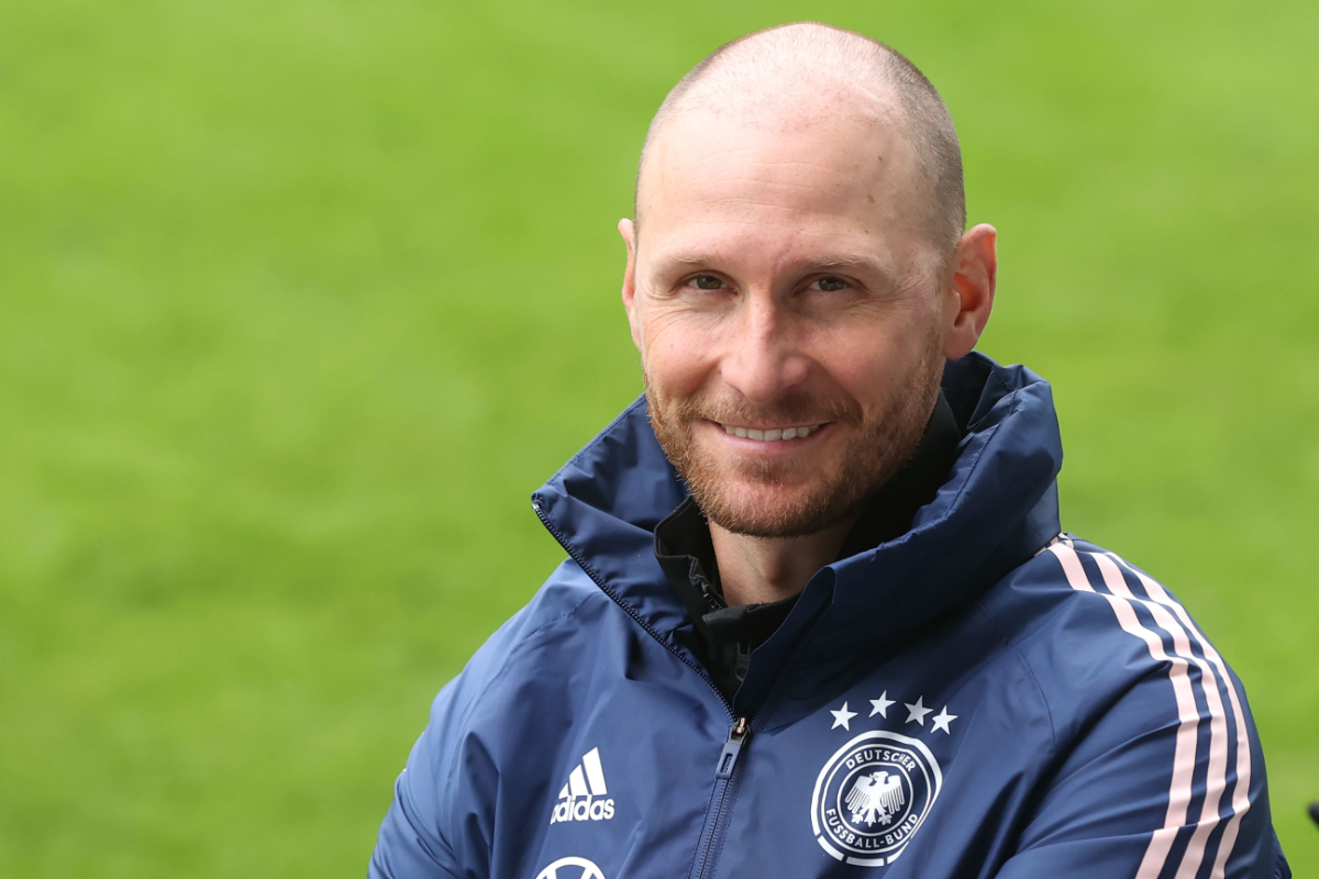 Benedikt Höwedes lacht in die Kamera