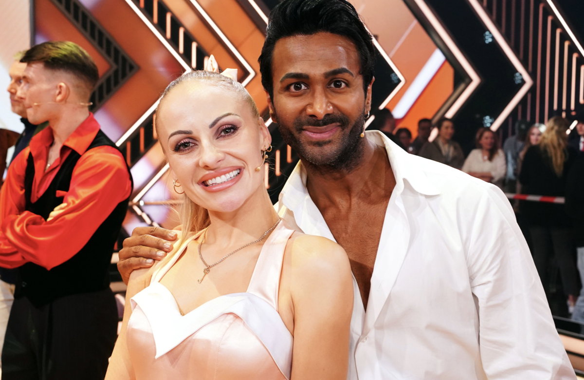 Marta Arndt und Biyon Kattilathu stehen auf dem "Let's Dance"-Parkett nebeneinander.