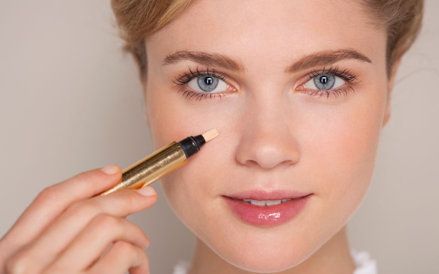Frau concealer für Augenringe