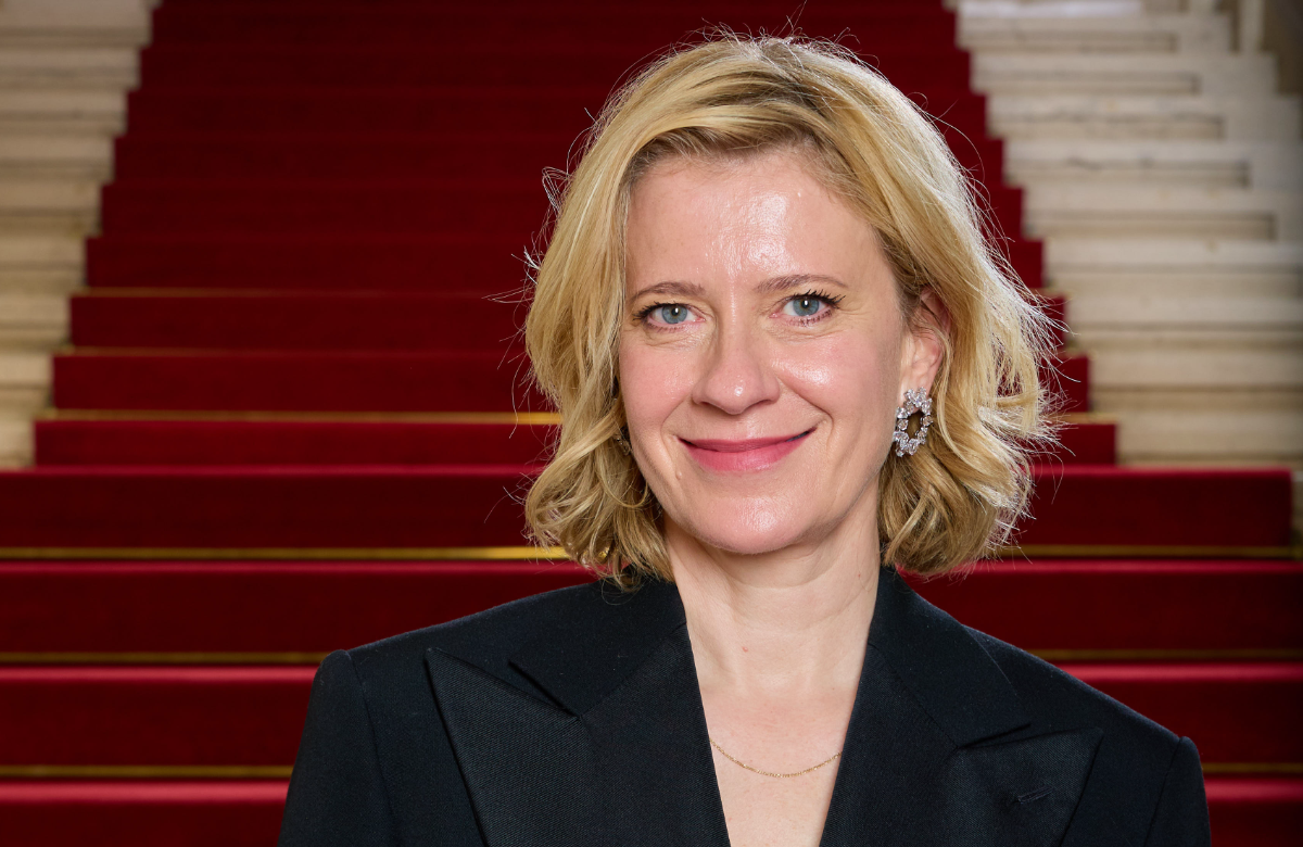 Caroline Peters lächelt