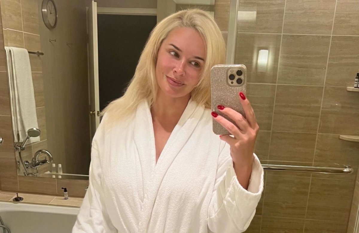Daniela Katzenberger ungeschminkt in Bademantel