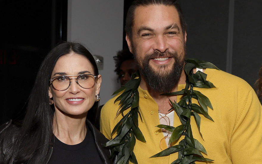 Demi Moore und Jason Momoa lächeln in Kamera