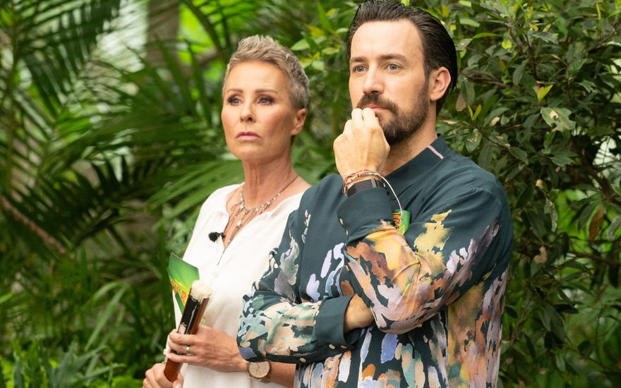 Sonja Zietlow und Jan Köppen gucken kritisch im Dschungelcamü