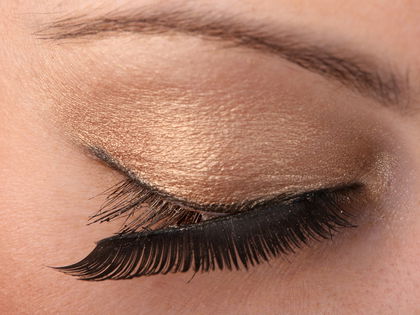 Instagram-Trend: Mit diesem Hack klebst du künstliche Wimpern in 2 Sekunden an