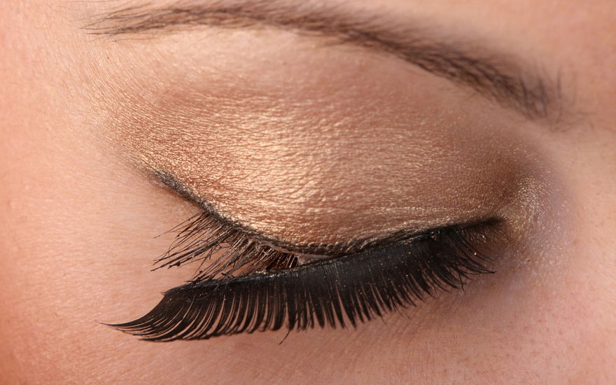 Falsche Wimpern anbringen