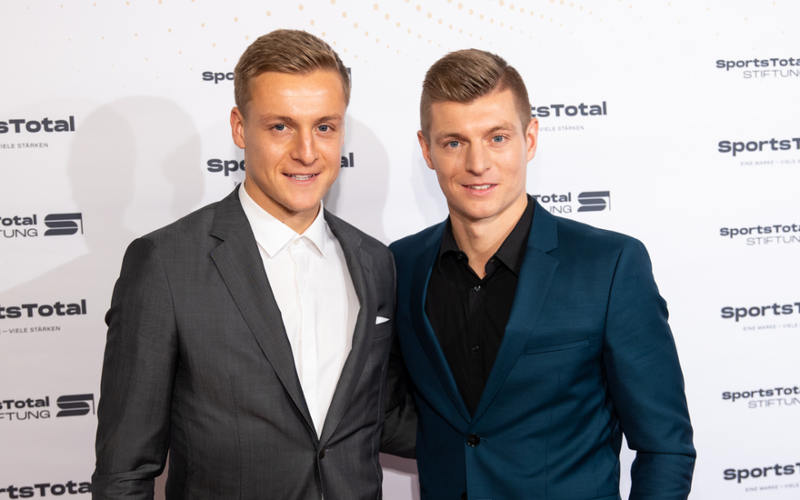 Felix & Toni Kroos posieren zusammen