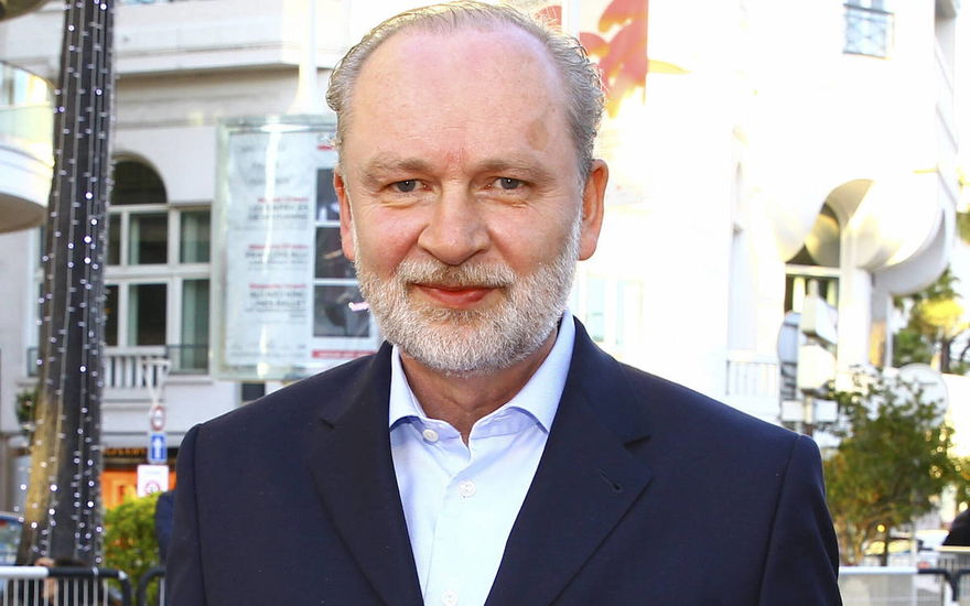 Ferdinand von Schirach lächelt in die Kamera