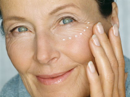 Beste Augencreme ab 60: Die 3 beliebtesten Drogerie-Produkte