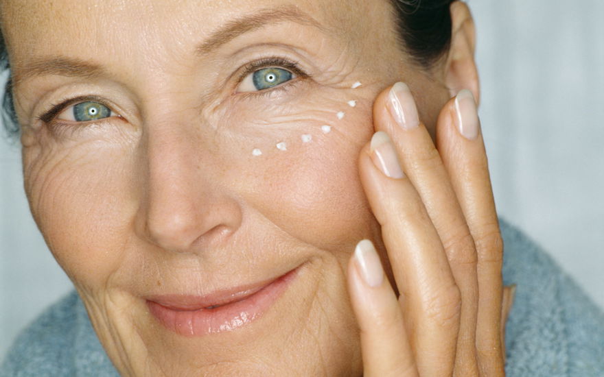 Frau mit Augencreme ab 60