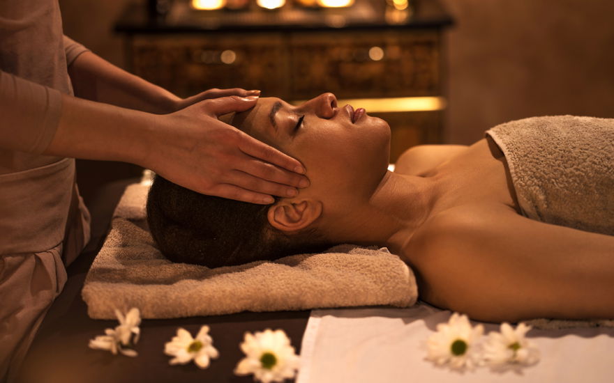 Frau mit Kopfmassage