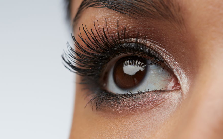 Frau lange Wimpern Test