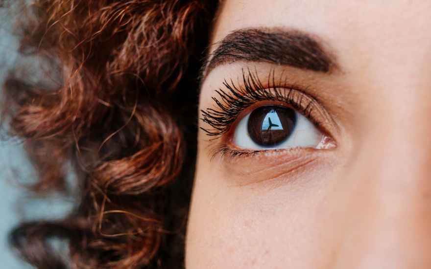 Frau schöne Wimpern dank Primer