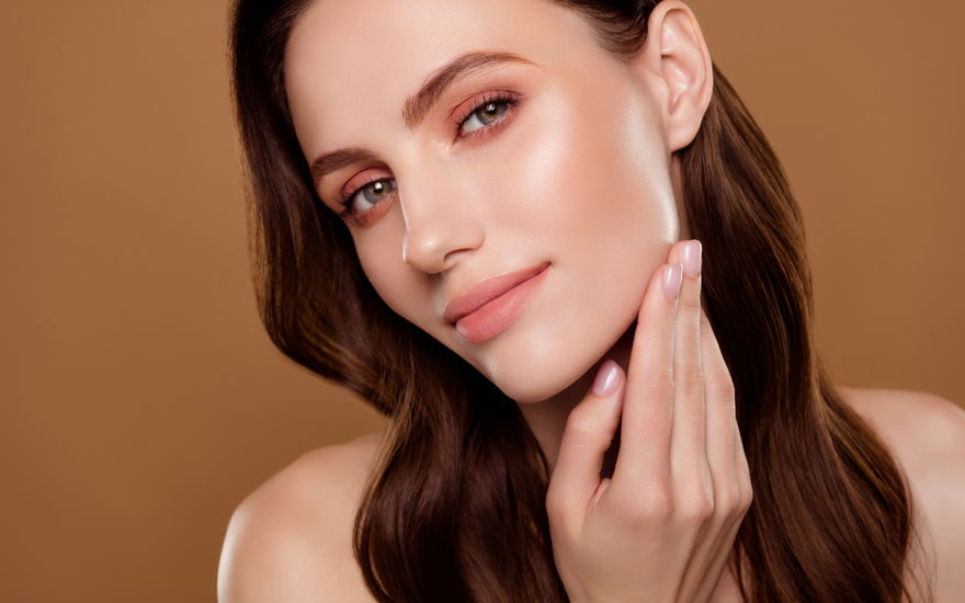 Frau nach Lifting-Serum