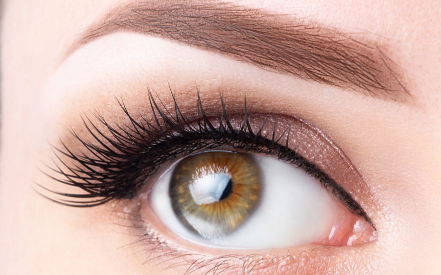 Frau tolle Wimpern dank Mascara