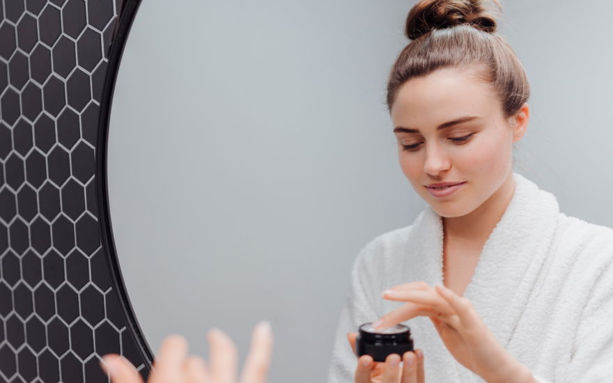 Frau mit Anti-Aging-Creme