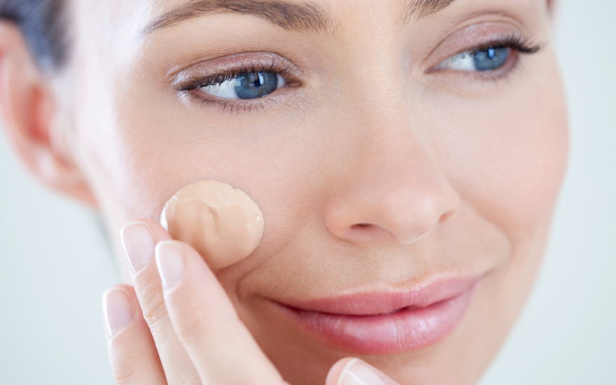 Frau mit 3-in-1-Foundation