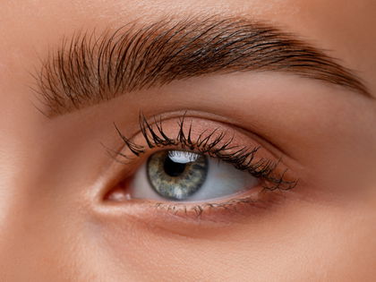 Brows on fleek: Mit diesem 2-in-1-Gel hält der laminierte Brauen-Look bis zu 24 Stunden
