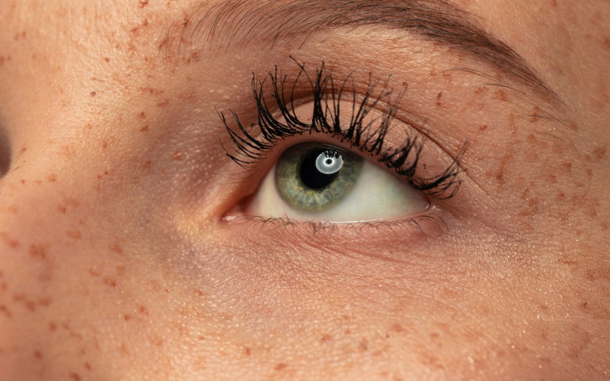 Frau mit 4D-Wimpern