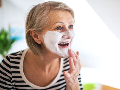 Anti-Aging: Mit dieser 3-Euro-Maske erhält reife Haut eine intensive Straffung – in 10 Minuten 