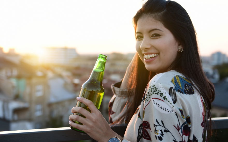 Frau mit Bier für Haare