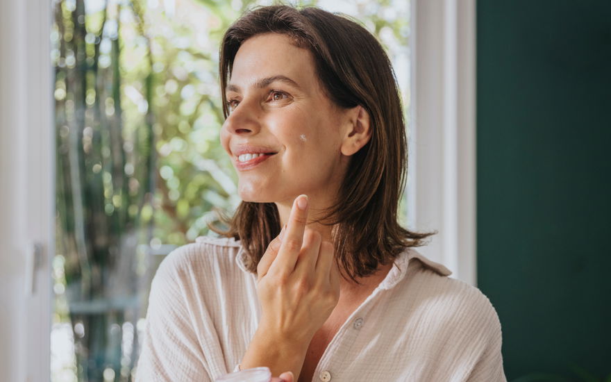 Frau mit Anti-Aging-Bestseller