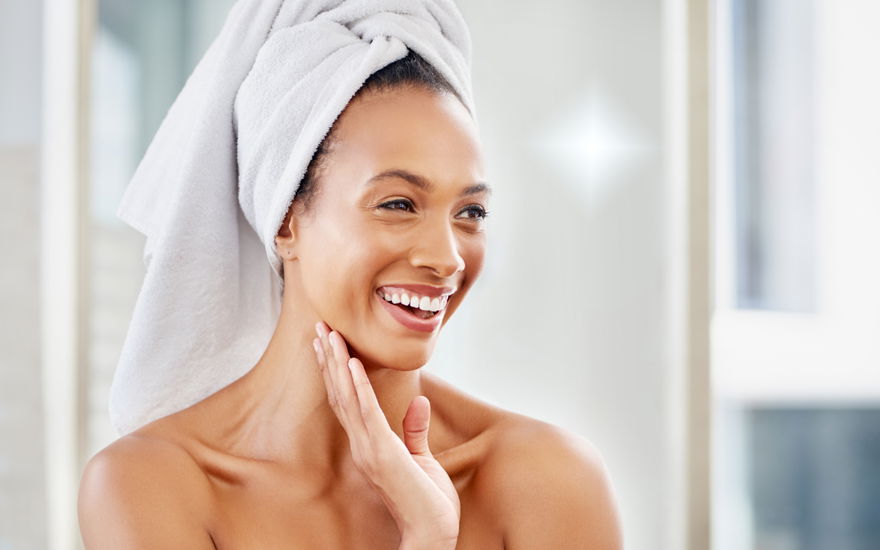 Frau mit Vitamin-C-Creme strahlender Glow