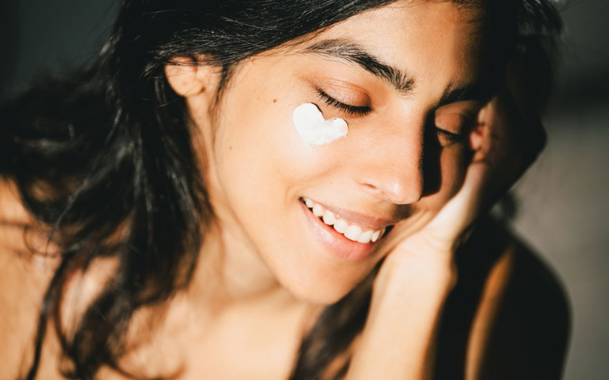 Frau mit neuer Anti-Aging-Creme von Clinique