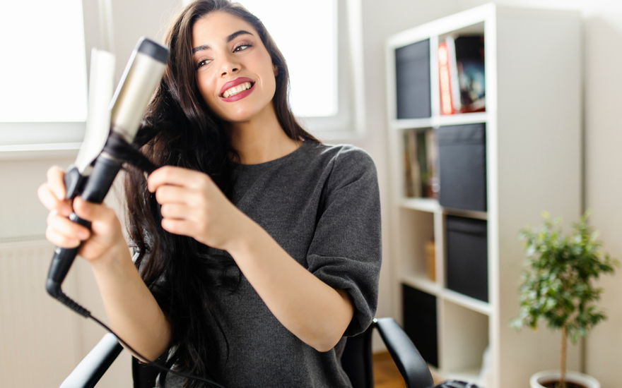Frau stylt Haare mit Shark Flex