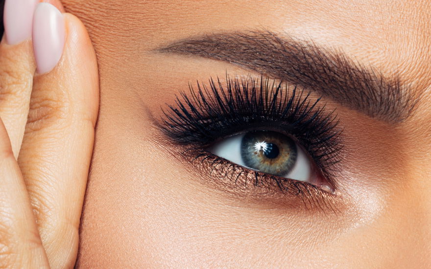 Frau tolle Wimpern essence queen mascara