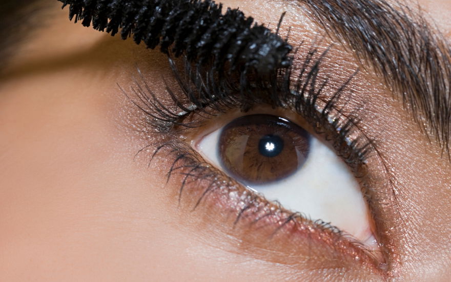 Frau mit Mascara