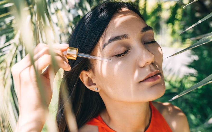 Frau mit Retinol-Serum