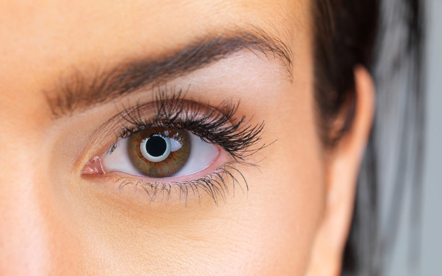 Frau mit tollen Wimpern