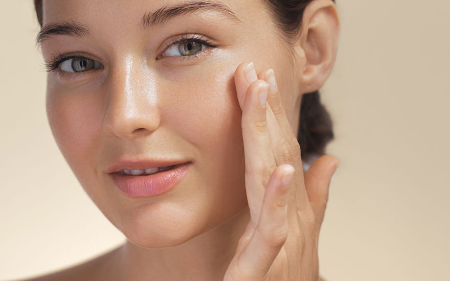 Frau mit Anti-Aging-Creme Ectoin