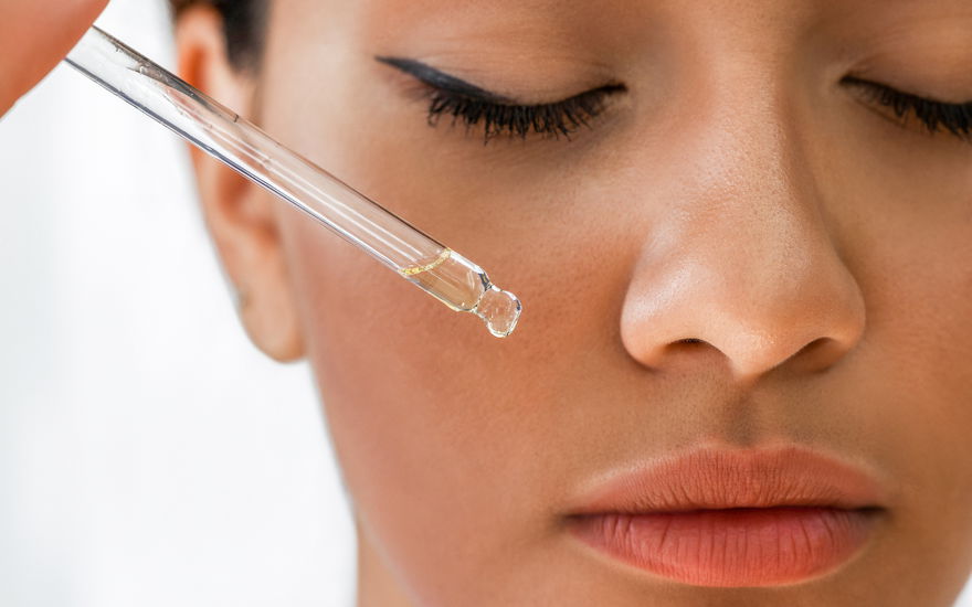 Frau mit Anti-Aging-Serum
