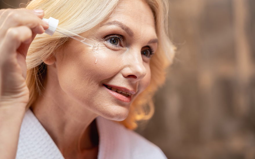 Reife Haut wird mit Öl-Serum gepflegt