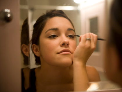 Laut Experten: Mit diesem Abend-Trick hält dein Make-up doppelt so lange