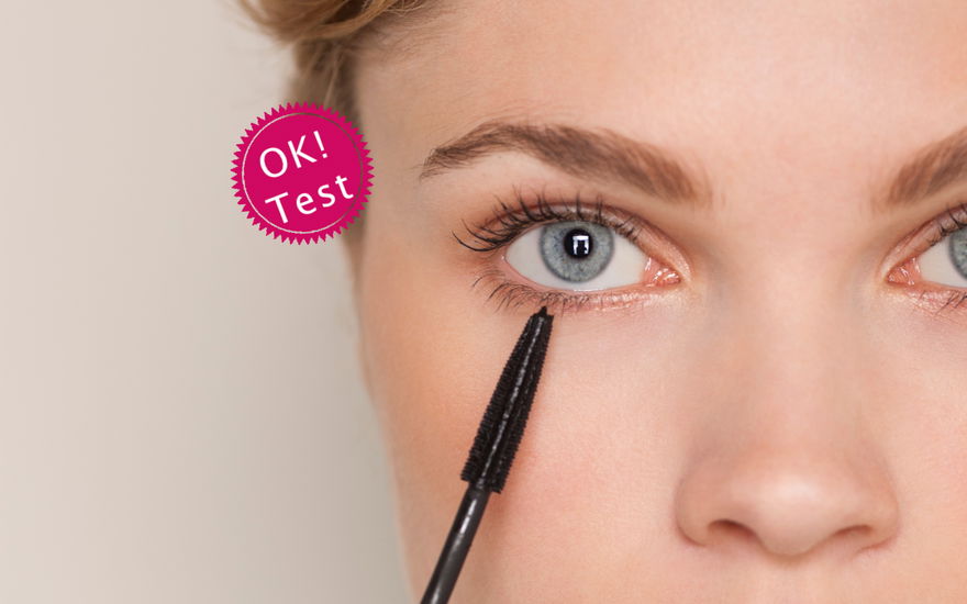 Frau mit Clinique Lash Booster