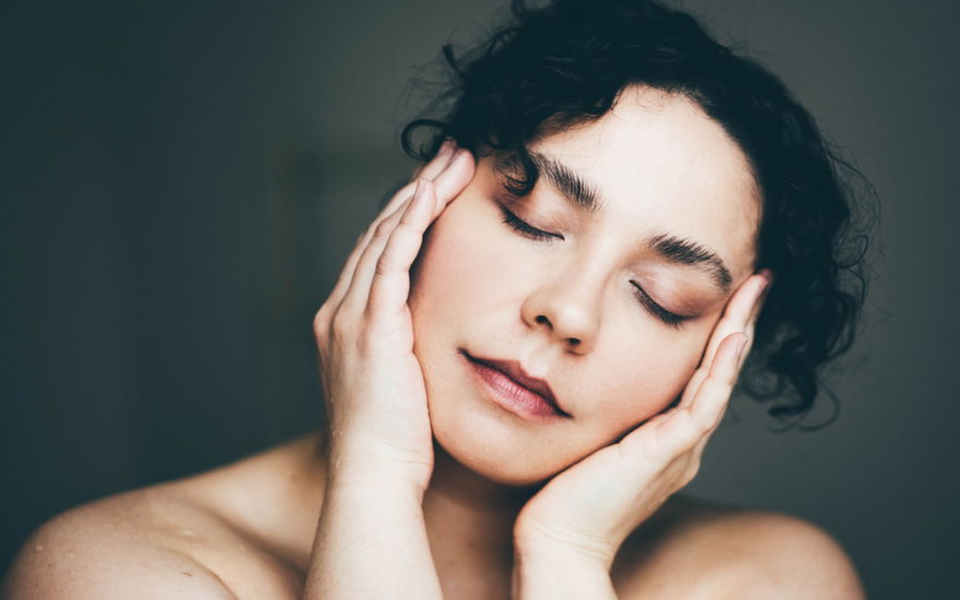 Frau mit Sofort-Lifting-Creme