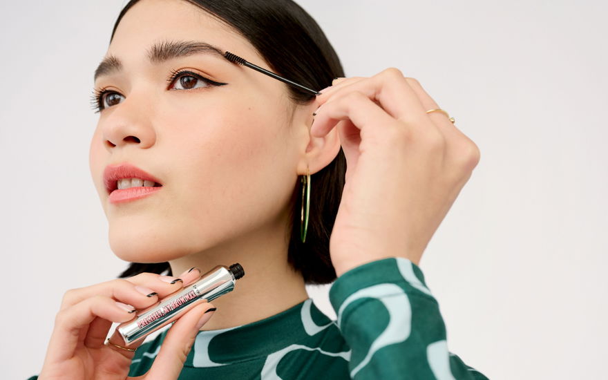 Frau benutzt das Precisely, My Brow Wax