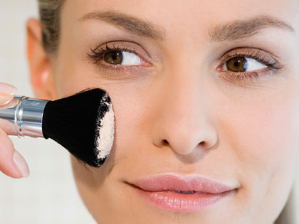Make-up: Dieses Puder pflegt die Haut mit Hyaluron und Vitamin E